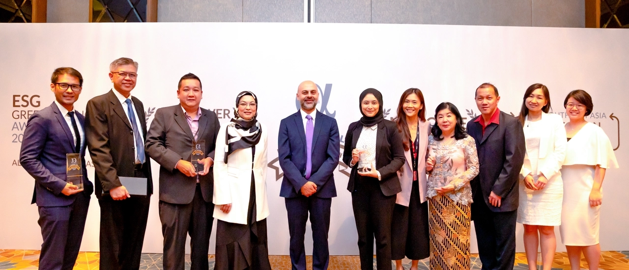 YBhg. Puan Nur Julie Gwee Ariff and her team from Debt Markets Department of MAIB together with YBhg. Datin Ng Cheng Hong and her team from OMS Group Sdn Bhd as well as the representatives from the other mandated lead arrangers at Alpha Southeast Asia’s 16th Annual Best Deal & Solution Awards 2022 award ceremony.
